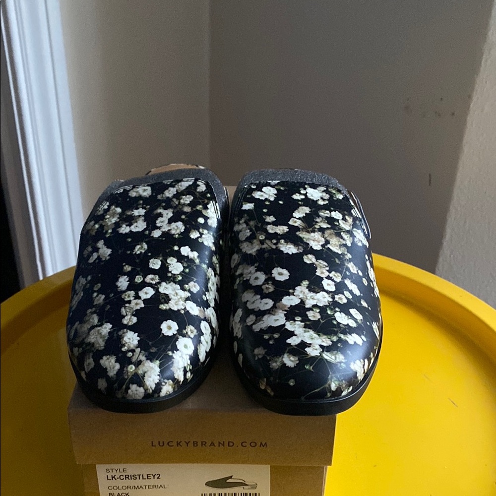🌺New, Lucky Brand Women’s Leather, Black Floral Design Mules in size 11